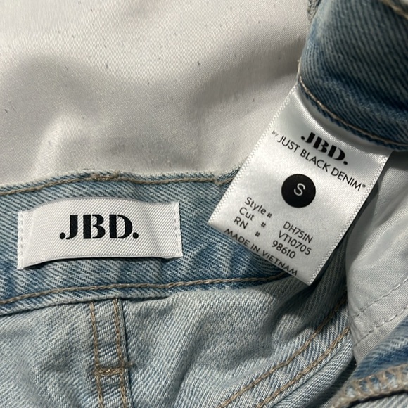 JUST BLACK DENIM Mom Jean Shorts - Picture 2 of 4